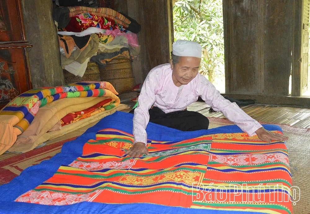 Returning to Muong Be for Brocade and Floral Weaving