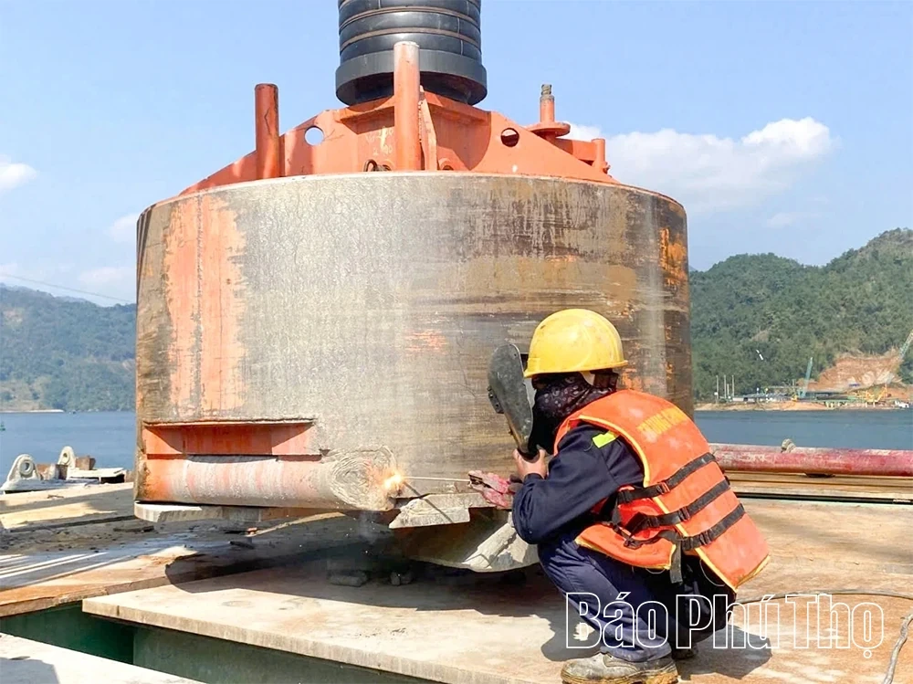 New Year Spirit at the Hoa Binh - Moc Chau Expressway Construction Site