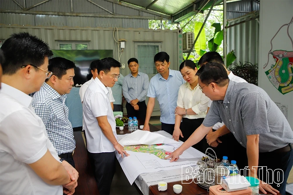 Vice Chairman of the Provincial Peoples Committee Vu Viet Van Directs Resolution of Obstacles for 2 Projects in Luong Son Commune