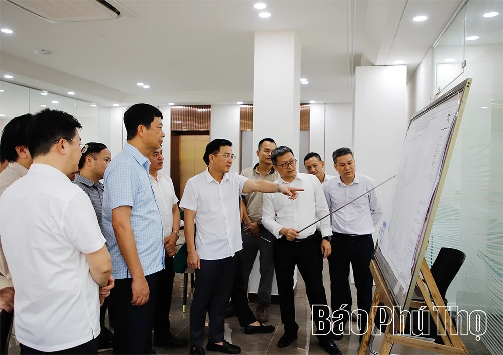 Vice Chairman of the Provincial Peoples Committee Vu Viet Van Directs Resolution of Obstacles for 2 Projects in Luong Son Commune