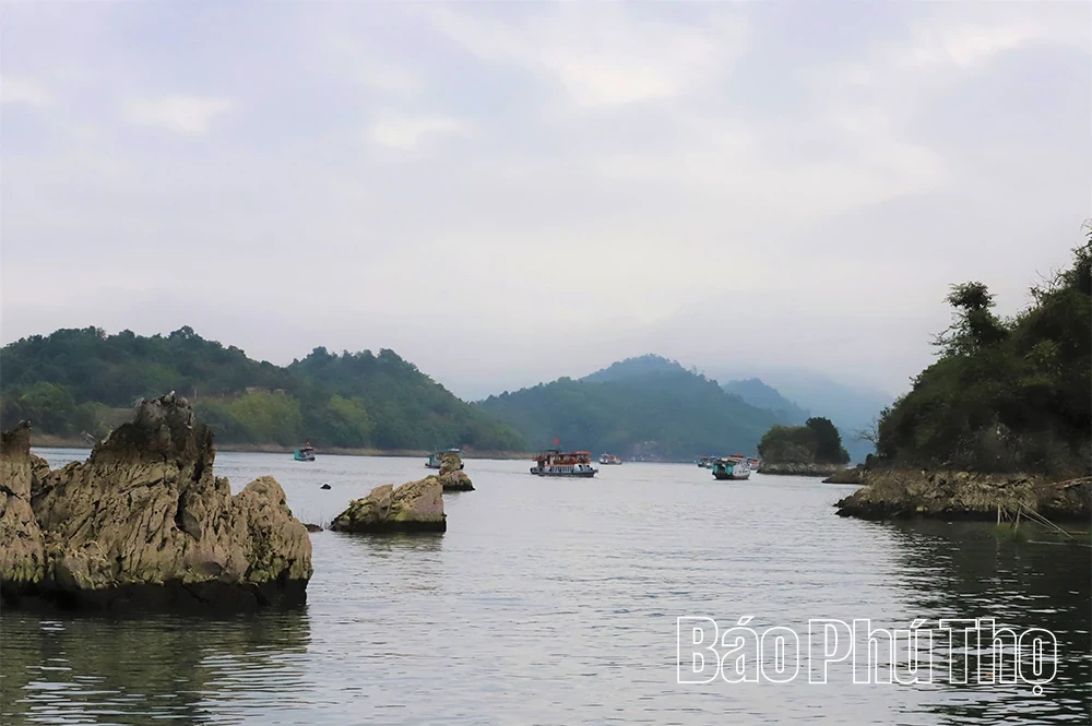 Exploring Hoa Binh Lake Tourism
