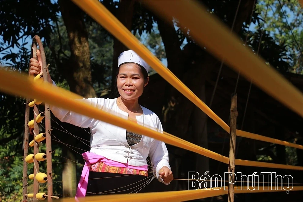 The Beauty of Muong Ethnic Brocade Weaving Craft