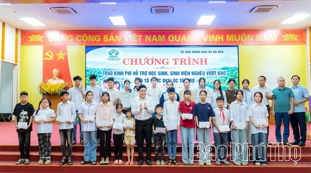 OKF (Australia) Provides More Than 250 Million VND in Support to Disadvantaged Students in Ha Hoa Commune