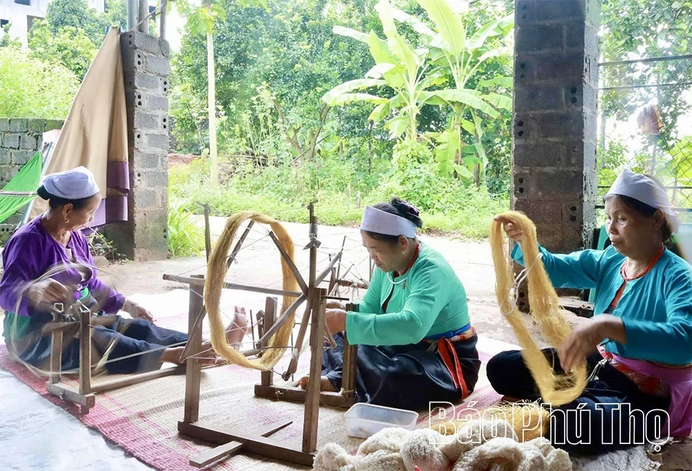 Reviving the Dong Lai Brocade Weaving Craft Village