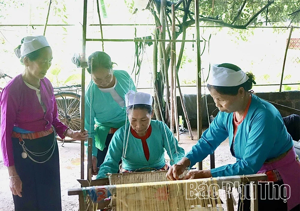 Reviving the Dong Lai Brocade Weaving Craft Village