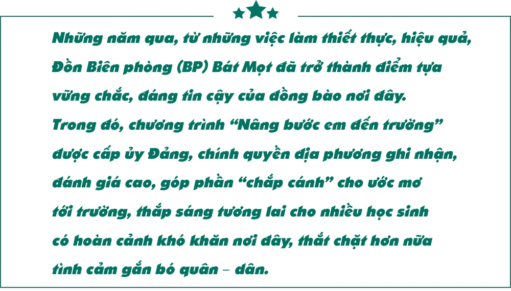 Đồn Biên phòng Bát Mọt với chương trình “Nâng bước em đến trường”