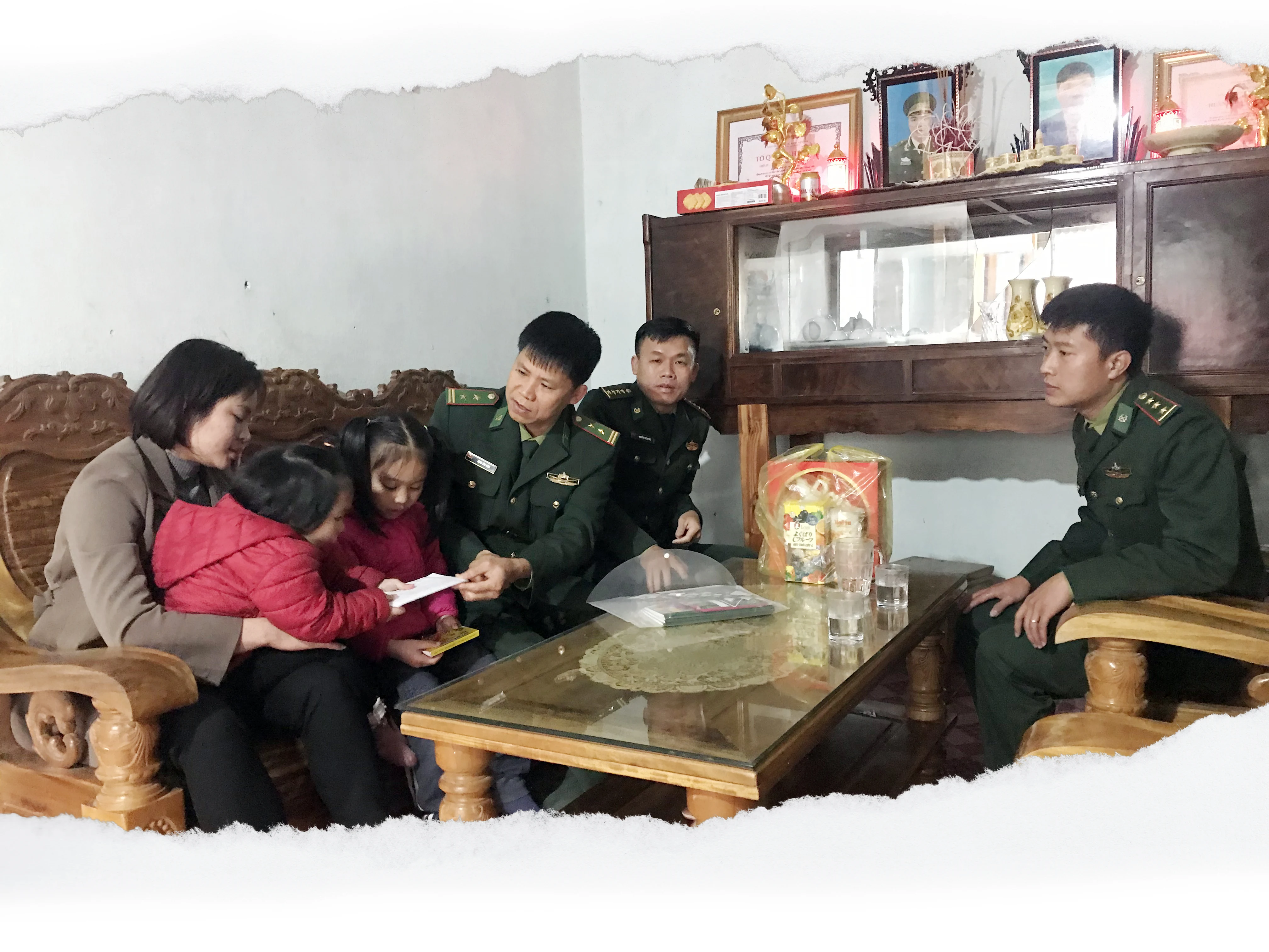 Đồn Biên phòng Bát Mọt với chương trình “Nâng bước em đến trường”