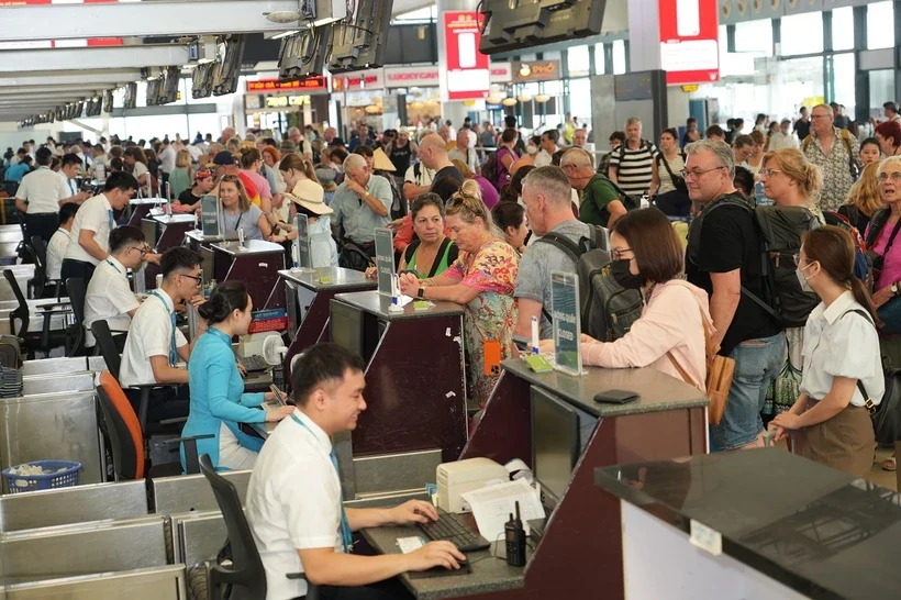 Vé bay Tết Nguyên đán 2025: Nhiều chặng hết vé