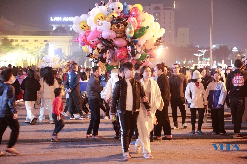 Hàng nghìn người về TP Thanh Hóa chào đón năm mới 2025