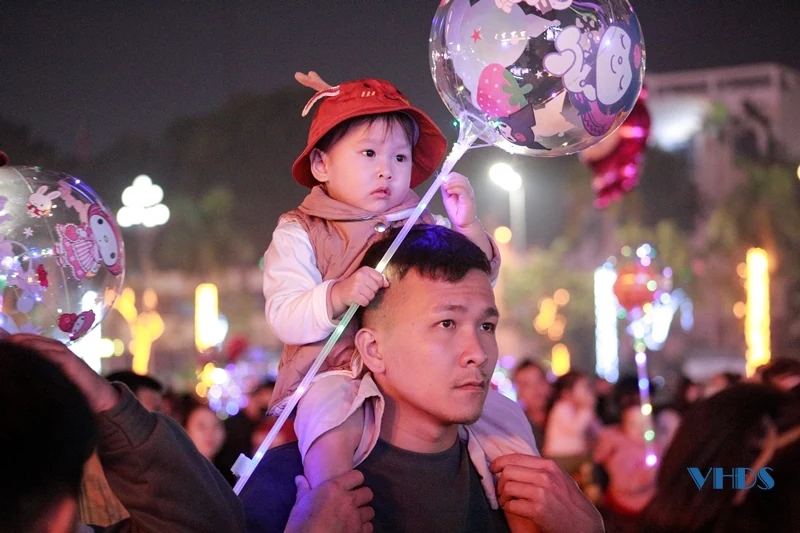 Hàng nghìn người về TP Thanh Hóa chào đón năm mới 2025