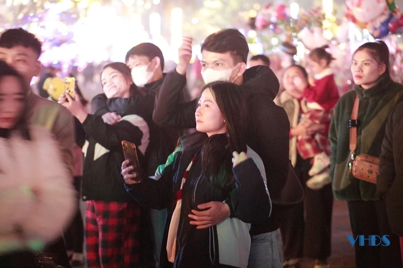 Hàng nghìn người về TP Thanh Hóa chào đón năm mới 2025