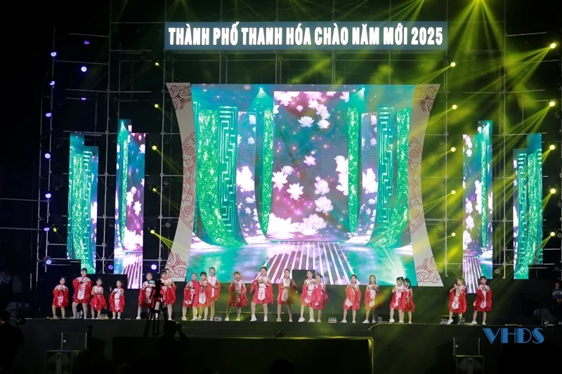 Hàng nghìn người về TP Thanh Hóa chào đón năm mới 2025