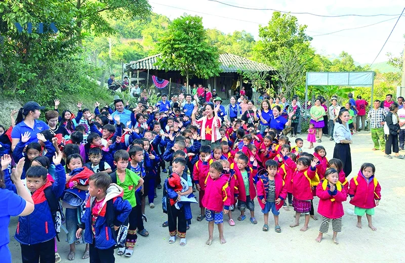 Tết ấm cho em: Đem xuân lên vùng cao