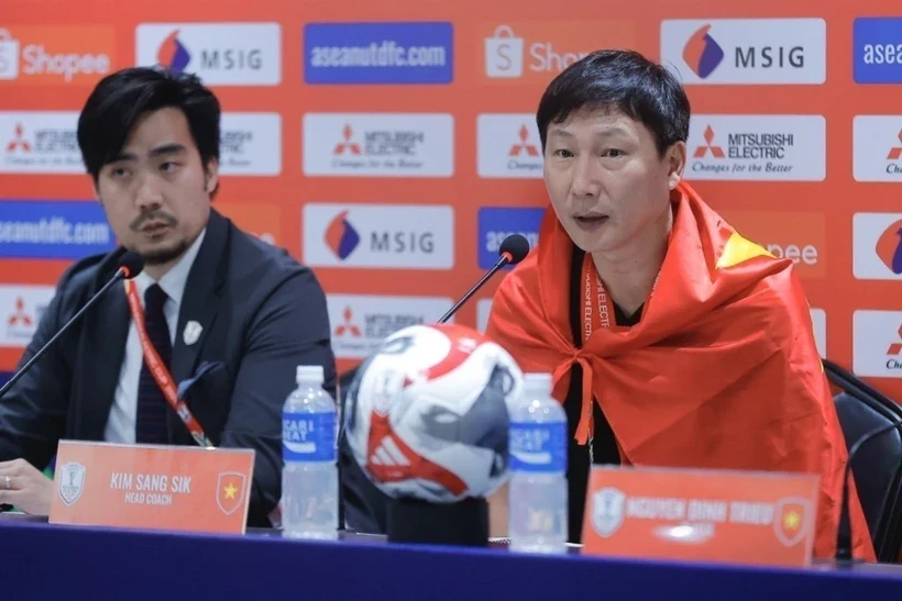 Huấn luyện viên Kim Sang Sik cảm ơn người hâm mộ và cầu thủ Việt Nam sau chức vô địch ASEAN Cup 2024