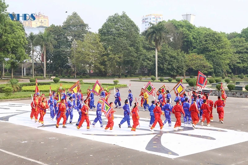 Độc đáo chạy chữ Thiên - Hạ - Thái - Bình