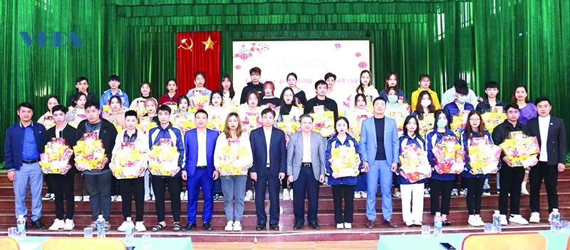 Chuyến xe yêu thương chở sinh viên về quê đón tết