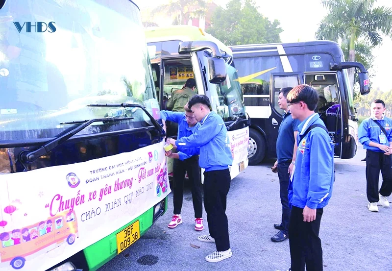 Chuyến xe yêu thương chở sinh viên về quê đón tết