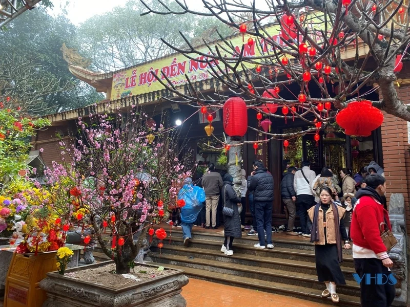 Du khách đến Đền Nưa - Am Tiên, Phủ Na ngày cuối tuần