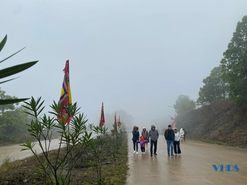 Du khách đến Đền Nưa - Am Tiên, Phủ Na ngày cuối tuần