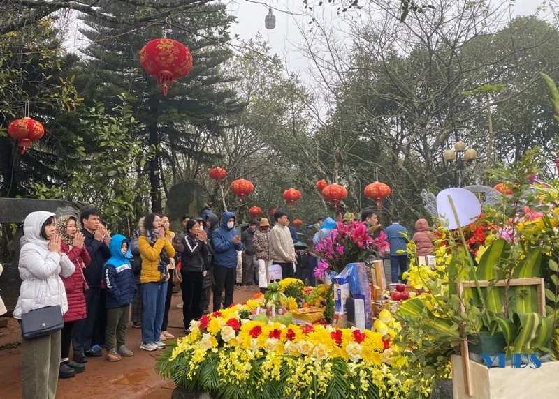 Du khách đến Đền Nưa - Am Tiên, Phủ Na ngày cuối tuần