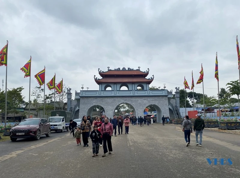 Du khách đến Đền Nưa - Am Tiên, Phủ Na ngày cuối tuần