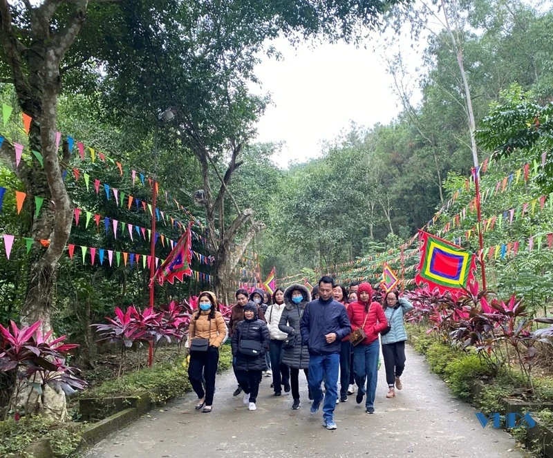 Du khách đến Đền Nưa - Am Tiên, Phủ Na ngày cuối tuần