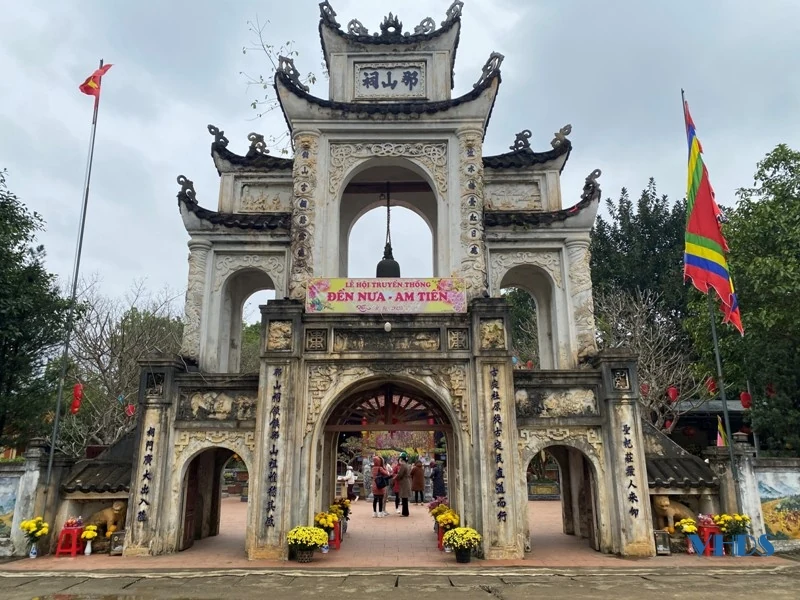 Du khách đến Đền Nưa - Am Tiên, Phủ Na ngày cuối tuần