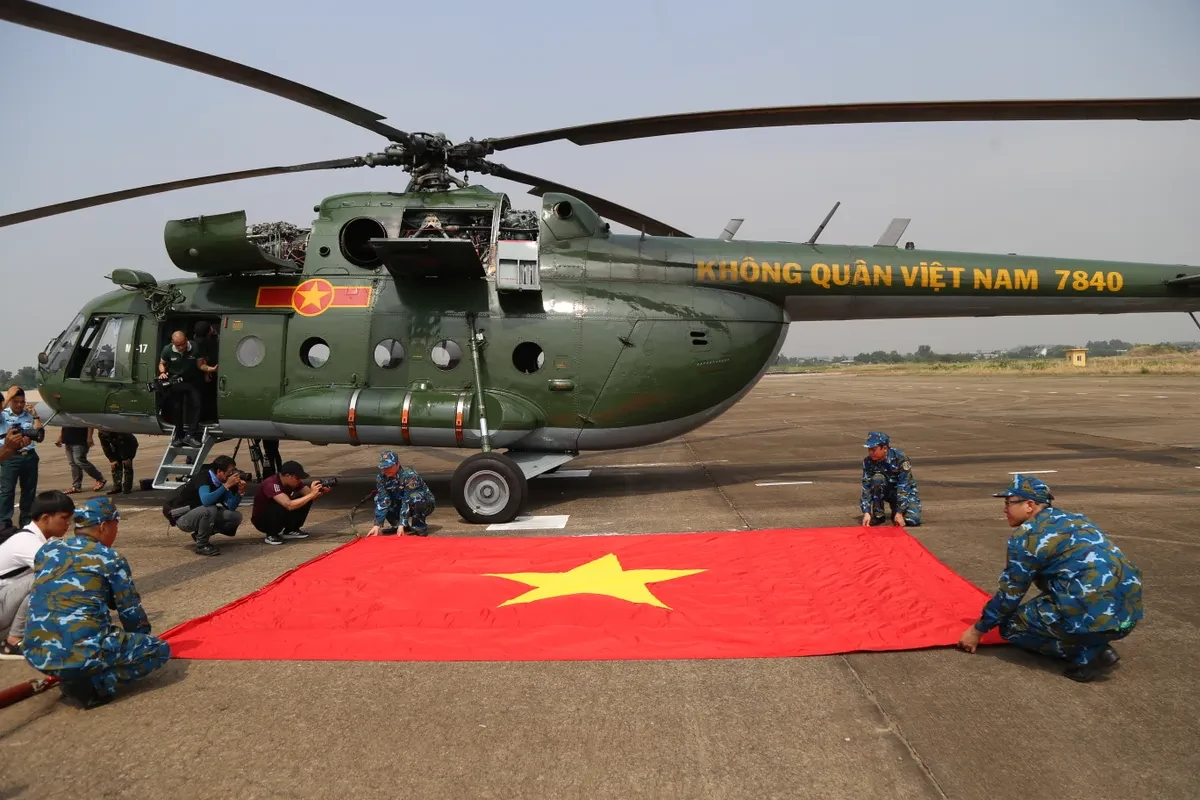 Trực thăng kéo cờ diễn tập cho lễ kỷ niệm 50 năm thống nhất đất nước - Ảnh 1. Trực thăng kéo cờ diễn tập cho lễ kỷ niệm 50 năm thống nhất đất nước