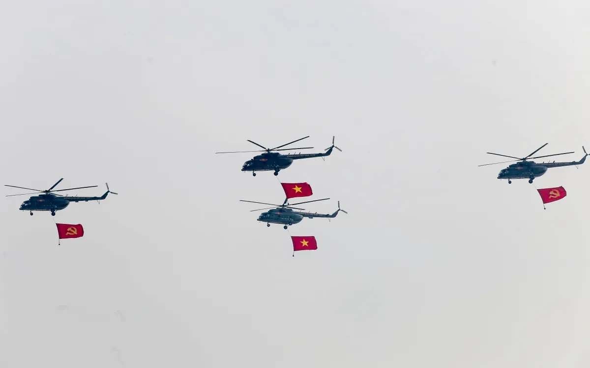 Trực thăng kéo cờ diễn tập cho lễ kỷ niệm 50 năm thống nhất đất nước