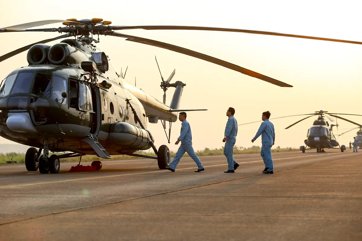 Trực thăng kéo cờ diễn tập cho lễ kỷ niệm 50 năm thống nhất đất nước - Ảnh 5. Trực thăng kéo cờ diễn tập cho lễ kỷ niệm 50 năm thống nhất đất nước