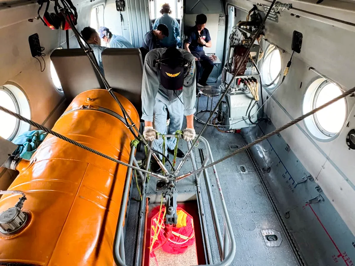 Trực thăng kéo cờ diễn tập cho lễ kỷ niệm 50 năm thống nhất đất nước - Ảnh 3. Trực thăng kéo cờ diễn tập cho lễ kỷ niệm 50 năm thống nhất đất nước