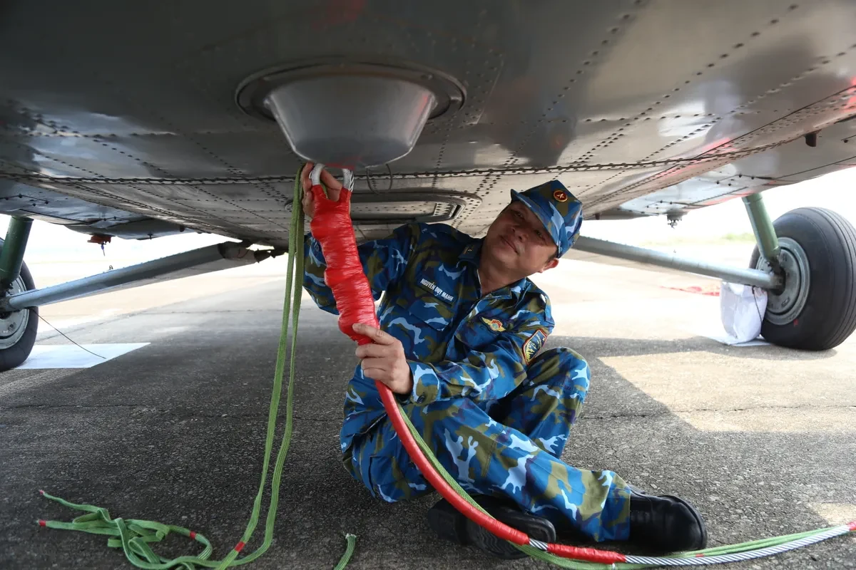 Trực thăng kéo cờ diễn tập cho lễ kỷ niệm 50 năm thống nhất đất nước - Ảnh 2. Trực thăng kéo cờ diễn tập cho lễ kỷ niệm 50 năm thống nhất đất nước