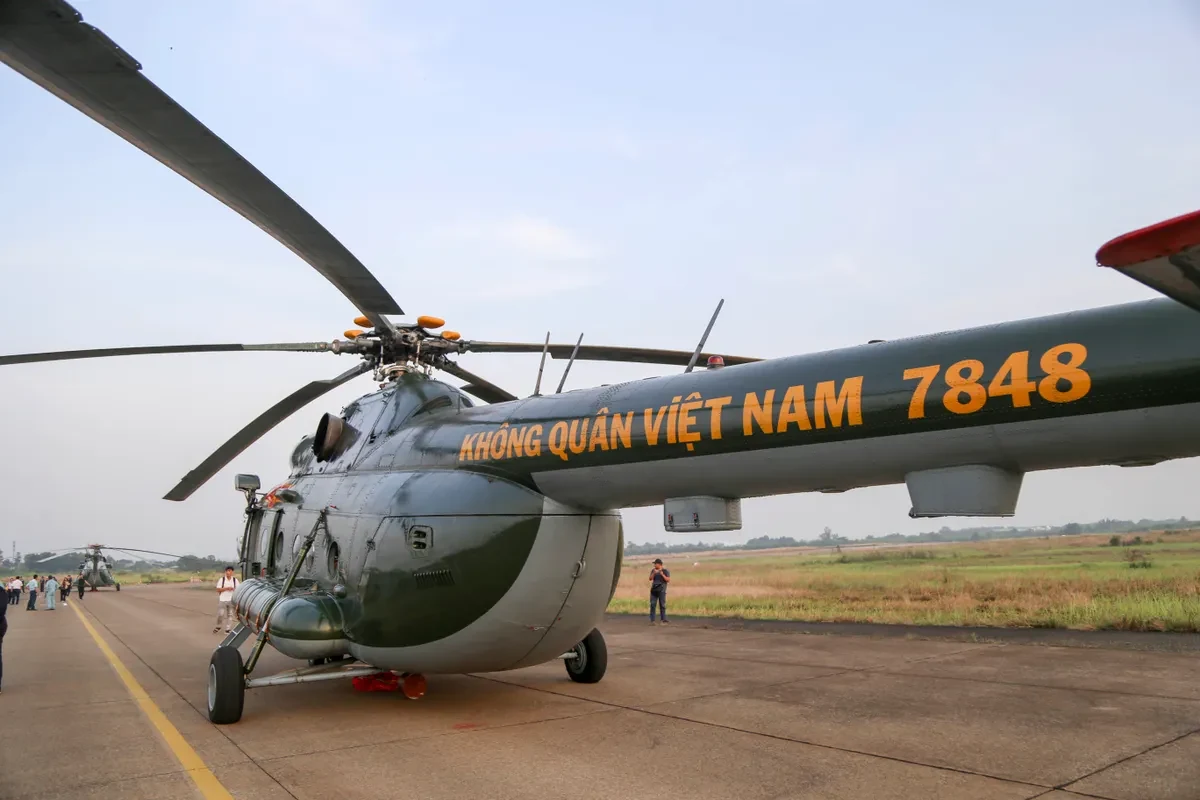 Trực thăng kéo cờ diễn tập cho lễ kỷ niệm 50 năm thống nhất đất nước - Ảnh 4. Trực thăng kéo cờ diễn tập cho lễ kỷ niệm 50 năm thống nhất đất nước