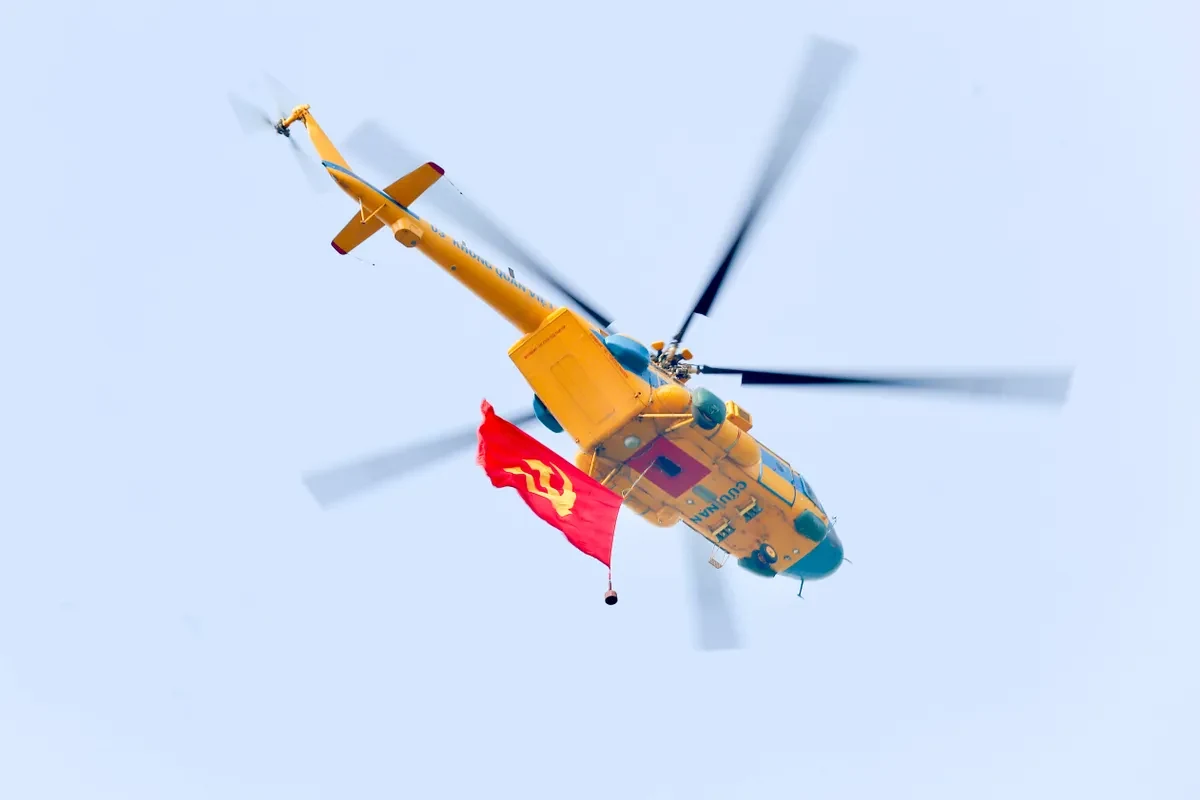 Trực thăng kéo cờ diễn tập cho lễ kỷ niệm 50 năm thống nhất đất nước - Ảnh 6. Trực thăng kéo cờ diễn tập cho lễ kỷ niệm 50 năm thống nhất đất nước