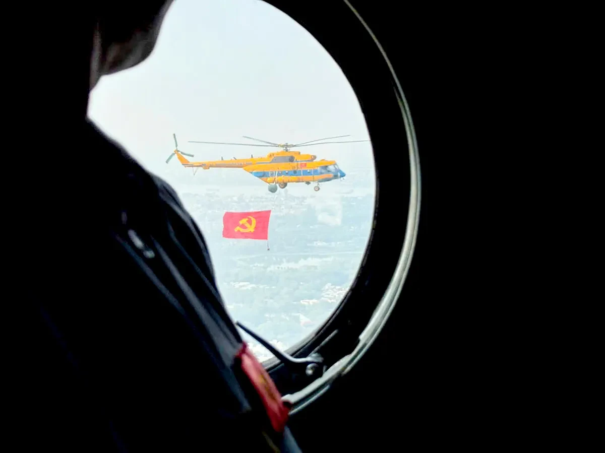 Trực thăng kéo cờ diễn tập cho lễ kỷ niệm 50 năm thống nhất đất nước - Ảnh 7. Trực thăng kéo cờ diễn tập cho lễ kỷ niệm 50 năm thống nhất đất nước