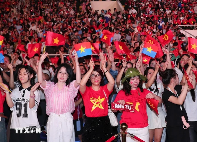 Hơn 12.000 khán giả xúc động, tự hào thưởng ngoạn chương trình “Hẹn ước Bắc-Nam”