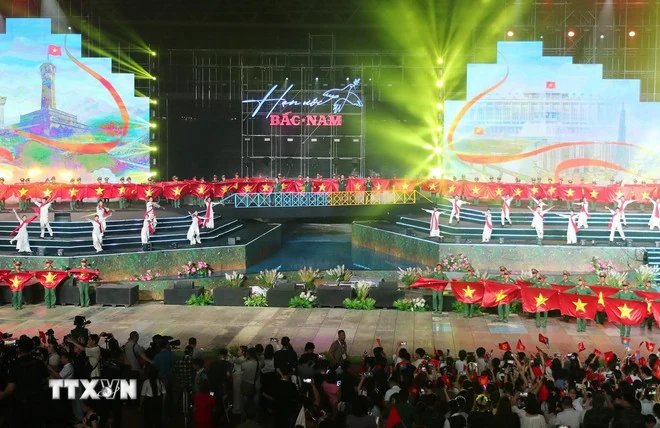 Hơn 12.000 khán giả xúc động, tự hào thưởng ngoạn chương trình “Hẹn ước Bắc-Nam”