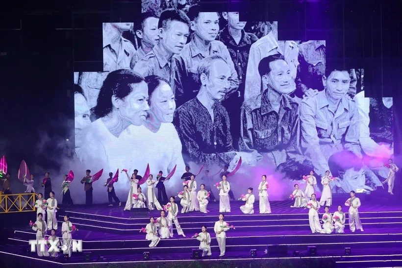 Hơn 12.000 khán giả xúc động, tự hào thưởng ngoạn chương trình “Hẹn ước Bắc-Nam”