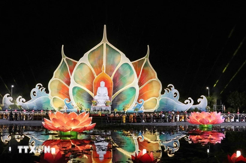 Hơn 10.000 người dự lễ thắp nến cầu hòa bình trong khuôn khổ Đại lễ Vesak 2025