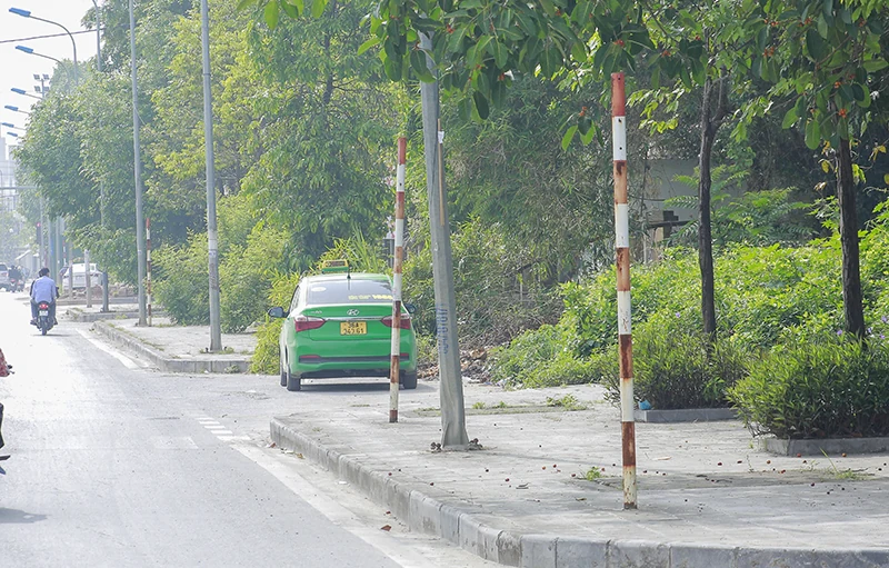 Hàng loạt biển báo hiệu giao thông trên đường Trịnh Kiểm bị mất cắp