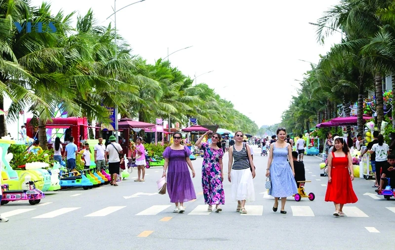 “Điểm hẹn” ngày hè (Bài 1): Khúc “tình ca” nắng vàng, biển xanh