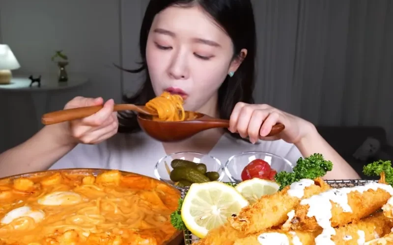 Trào lưu mukbang dưới góc nhìn khoa học: Có lợi hay gây hại cho sức khỏe?