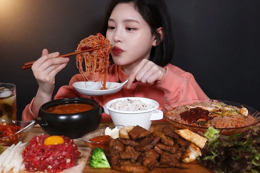 Trào lưu mukbang dưới góc nhìn khoa học: Có lợi hay gây hại cho sức khỏe?