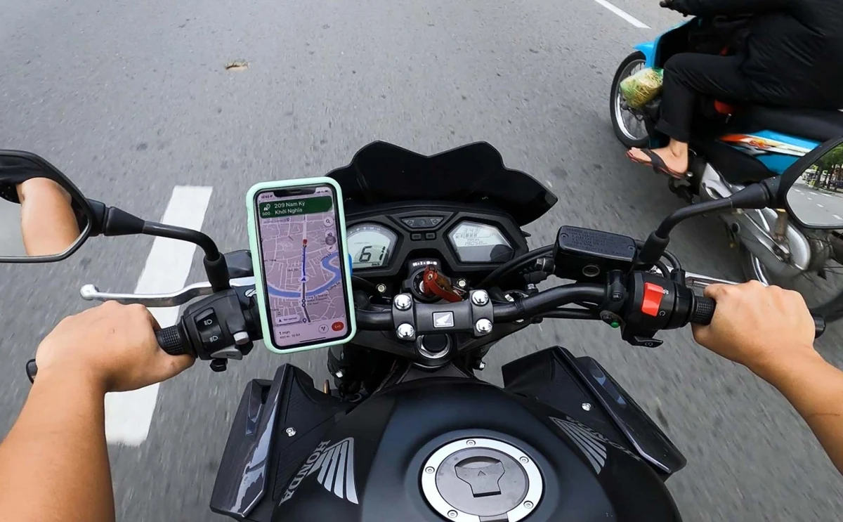 sử dụng điện thoại gắn ở đầu xe máy khi tham gia giao thông có vi phạm luật hình ảnh 1 Sử dụng điện thoại gắn ở đầu xe máy khi tham gia giao thông có vi phạm luật?
