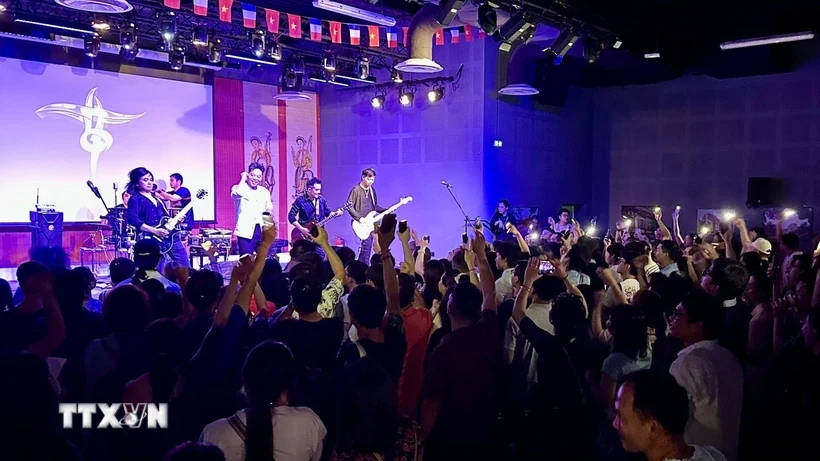 Người Việt tại Pháp tái ngộ với thanh xuân cùng ban nhạc Bức Tường