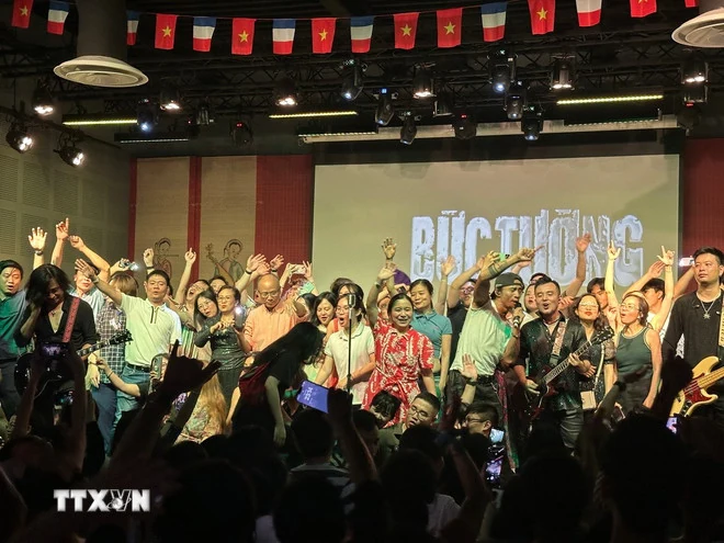 Người Việt tại Pháp tái ngộ với thanh xuân cùng ban nhạc Bức Tường