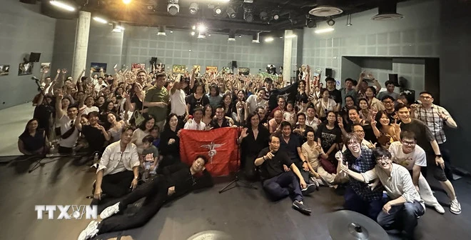 Người Việt tại Pháp tái ngộ với thanh xuân cùng ban nhạc Bức Tường
