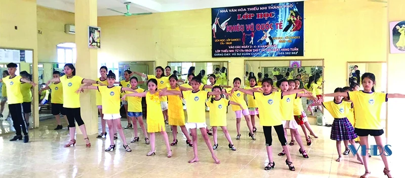 Rộn ràng các lớp học năng khiếu dịp hè