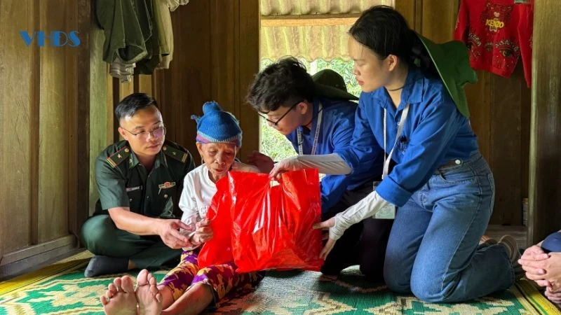 Áo trắng đến với vùng biên