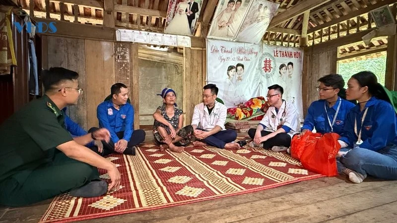 Áo trắng đến với vùng biên